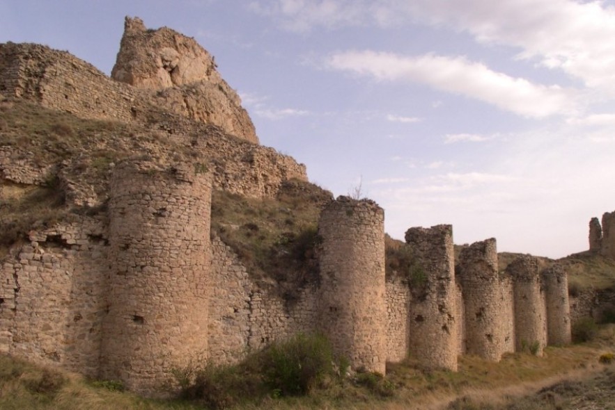 El Ayuntamiento de Aliaga solicita intervenir con urgencia en un torreón del castillo, en estado de ruina