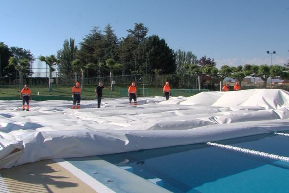 Retiran la cubierta presostática  de la piscina de Calamocha para  la campaña de baños de verano