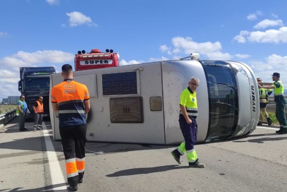 El accidente de una autocaravana en la A-23 obliga a cortar el tráfico