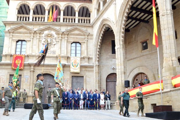 Alcañiz acoge un emotivo acto de Arriado de Bandera con militares y Guardia Civil