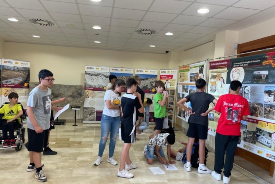 La exposición de la Fundación Dinópolis sobre los yacimientos paleontológicos BIC ha servido como aula educativa para el alumnado de Mora de Rubielos