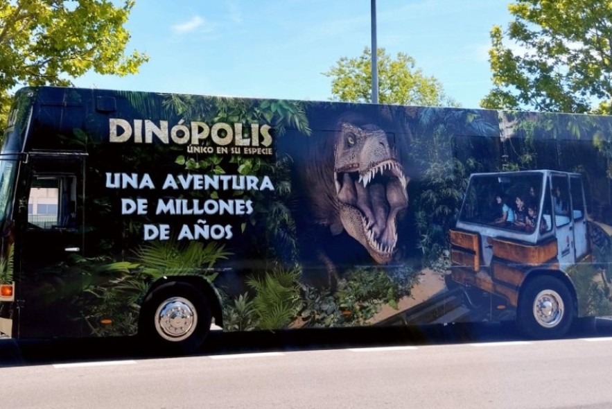 Dinópolis arranca su temporada estival con su autobús promocional y una campaña en cines