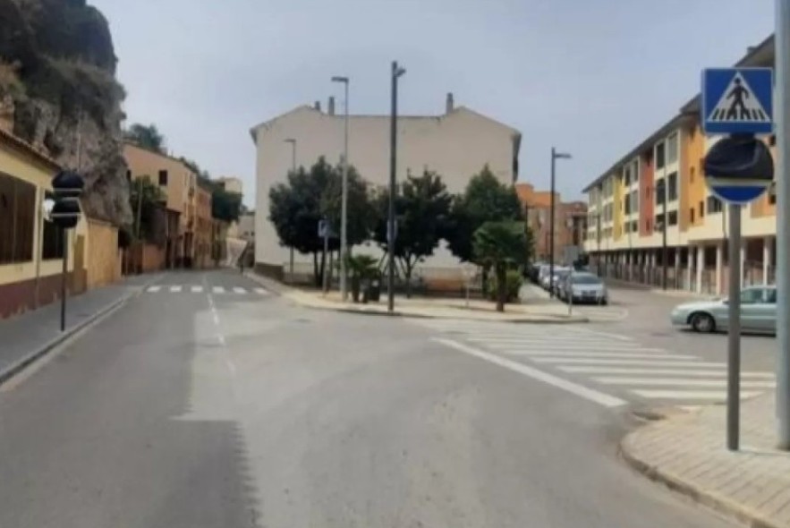 La calle Bajo Los Arcos de Teruel se cierra por desprendimientos y la calle San Francisco se reabre al tráfico