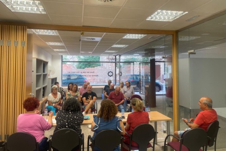 Pañuelos con crespones negros por el malestar  con el equipo municipal de Teruel