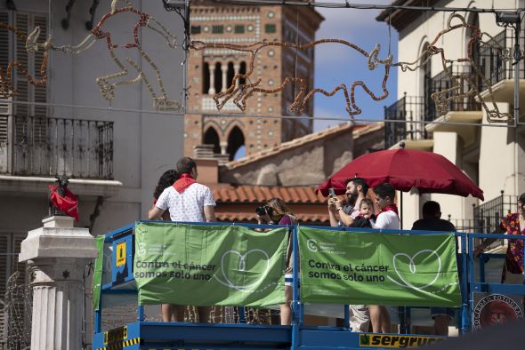 El Torico se fotografía con cientos de turolenses por  un fin solidario: avanzar en la investigación del cáncer