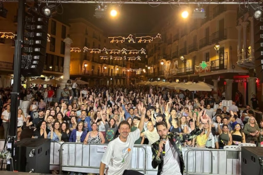 La plaza del Torico regresa a los años 80 de la mano de Los 40 Classic