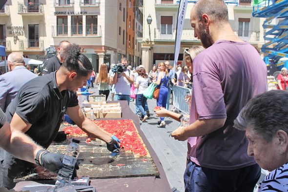 El reparto de mil raciones de regañao llena las calles  del centro de Teruel