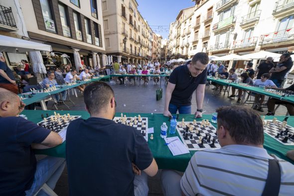 Niños y adultos ejercitan mente  y estrategia con  las simultáneas de ajedrez en el Torico