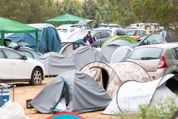 Tiendas de campaña inundadas y barro en la zona de acampada por las lluvias