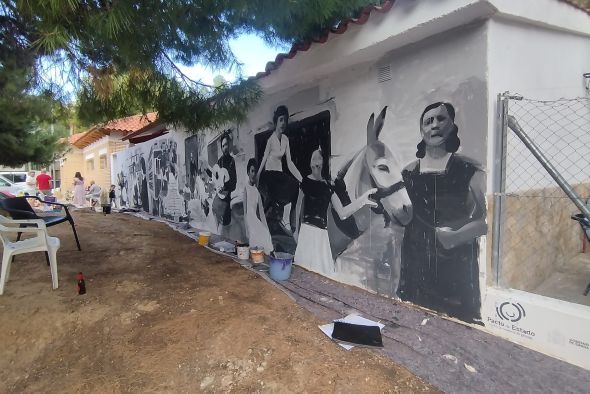 Las mujeres de Castellote que fueron pioneras en los 60 tienen ya un mural dedicado a ellas