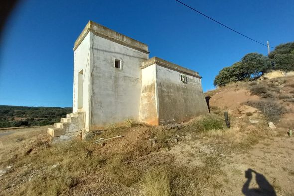 Planes para decorar el antiguo depósito de agua y un paño de pared en Alobras