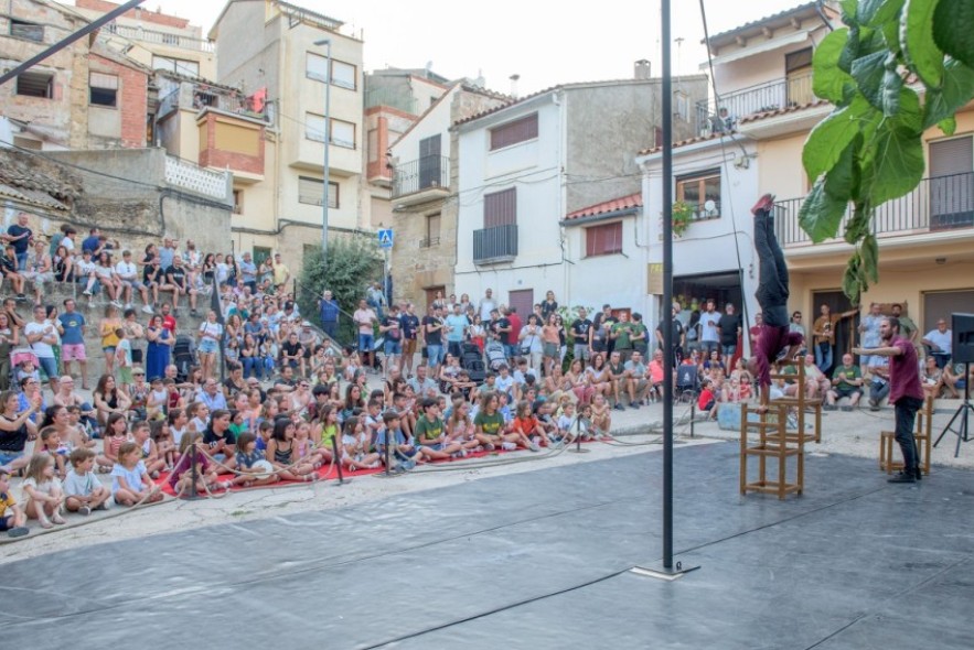 Las artes escénicas llenarán las calles y plazas de Mazaleón en la IX Nit en Blanc