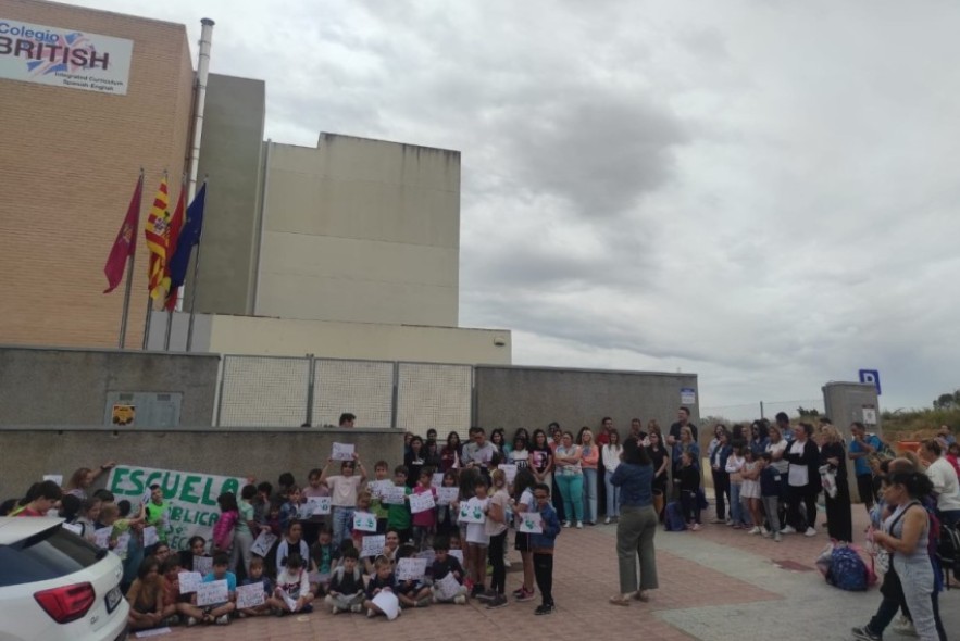 La comunidad educativa del Juan Sobrarias de Alcañiz entrega 200 firmas en rechazo a los “recortes”