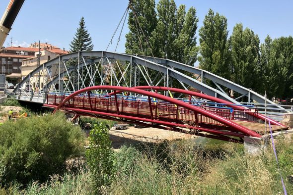 Izan uno de los tableros  de la nueva pasarela peatonal de Valderrobres