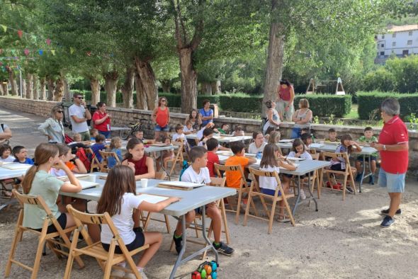 Los niños de Villarroya aprenden el patrimonio local al pintarlo con el pincel