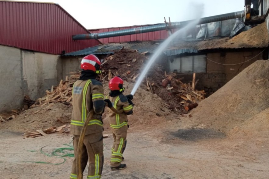 Los Bomberos de la DPT extinguen un incendio en una serrería en Orihuela del Tremedal