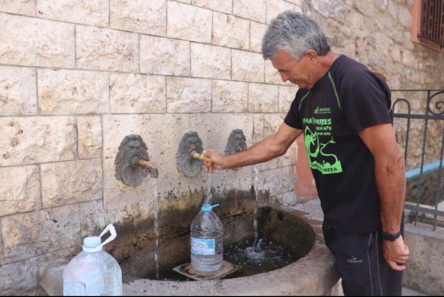 Los bomberos ya han llevado este año más  agua a los pueblos por la sequía que en todo 2023