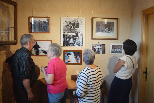 Los Olmos rememora los instantes de su historia en una exposición con 60 fotografías