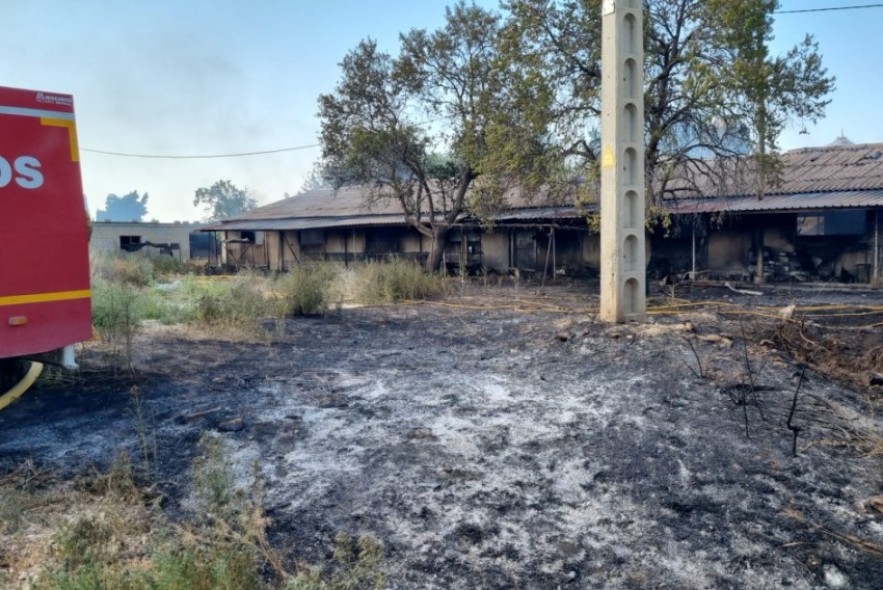 Bomberos de la DPT y una cuadrilla forestal intervienen en un incendio de una nave abandonada en Calaceite