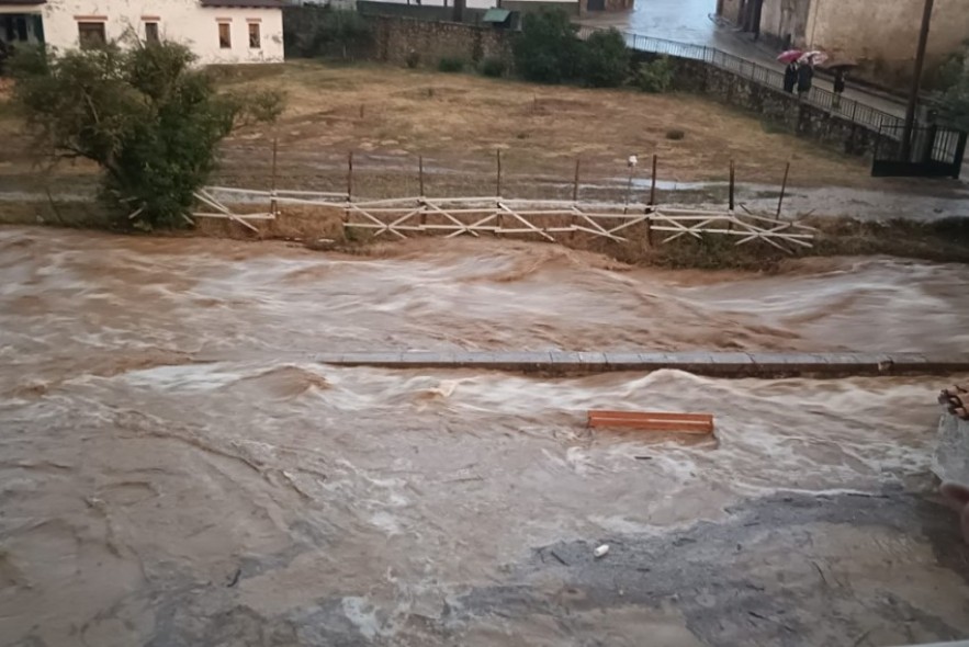 Las tormentas provocan el desbordamiento del río en Guadalaviar y el agua entra en algunas viviendas