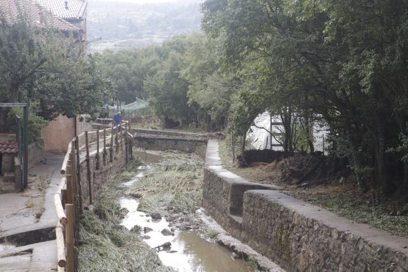 Una tormenta desborda  el río en Guadalaviar y deja anegados los bajos de una decena de casas