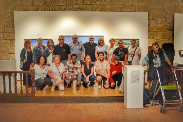 Un centenar de personas llena el Salón de  la Villa durante el recital de Puertomingalvo