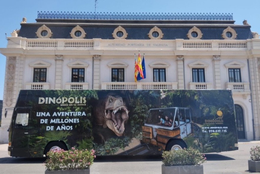 Dinópolis ‘rugirá con fuerza’ con su autobús promocional y su dinosaurio articulado en el Gran Premio GoPro Aragón