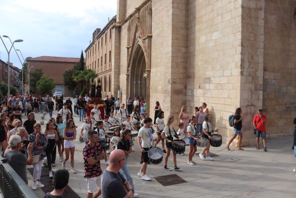 La procesión de los Santos Mártires  aligera su paso para esquivar la lluvia