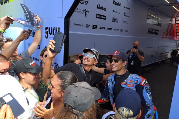 ‘Carreras’ por la sombra, despedidas moteras, selfis con Márquez y una pedida  de mano en las gradas