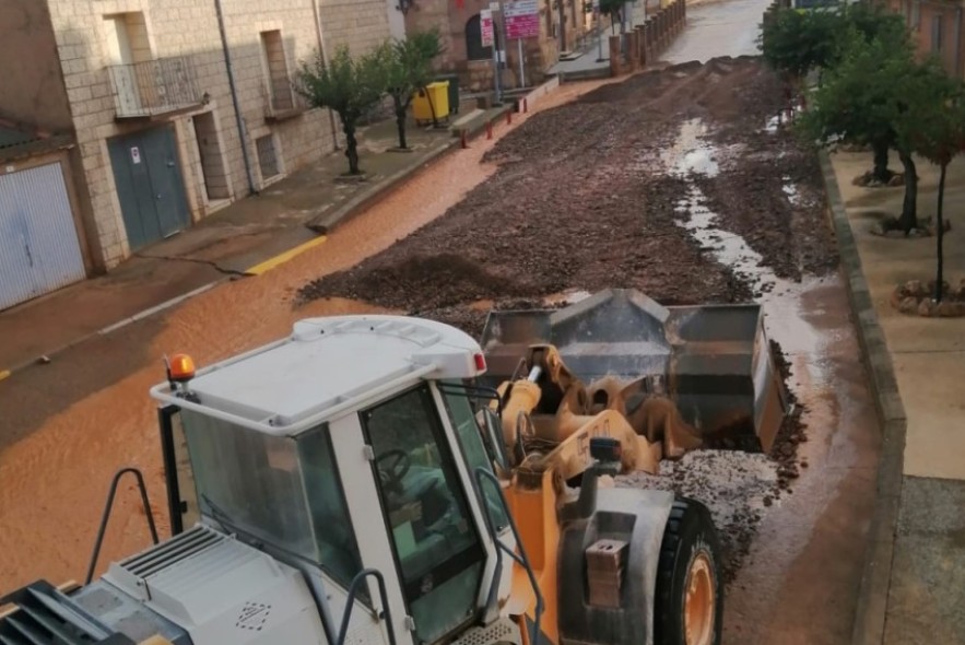 La riada emboza la red de saneamiento en Báguena y obliga  a desalojar la verbena