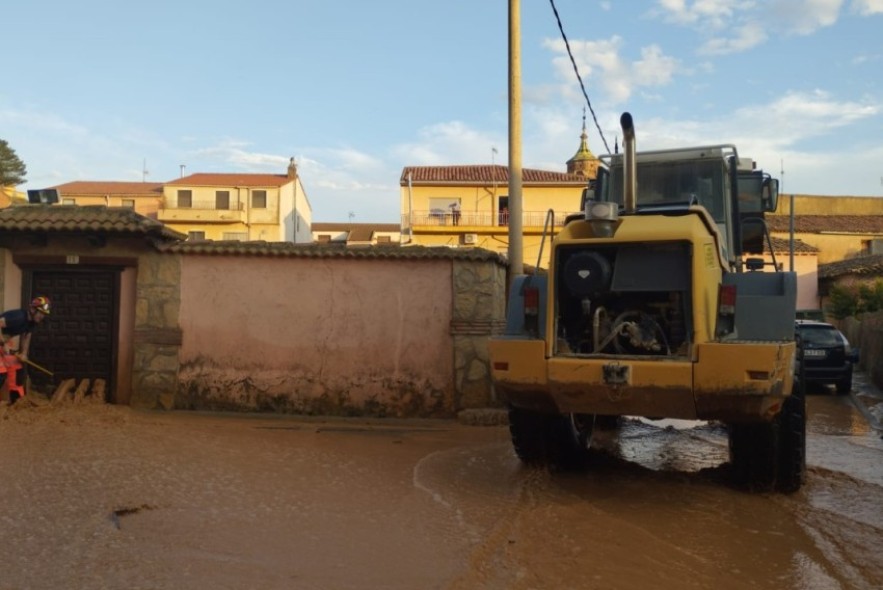 Los Bomberos de la DPT evacuan de agua una finca en Báguena