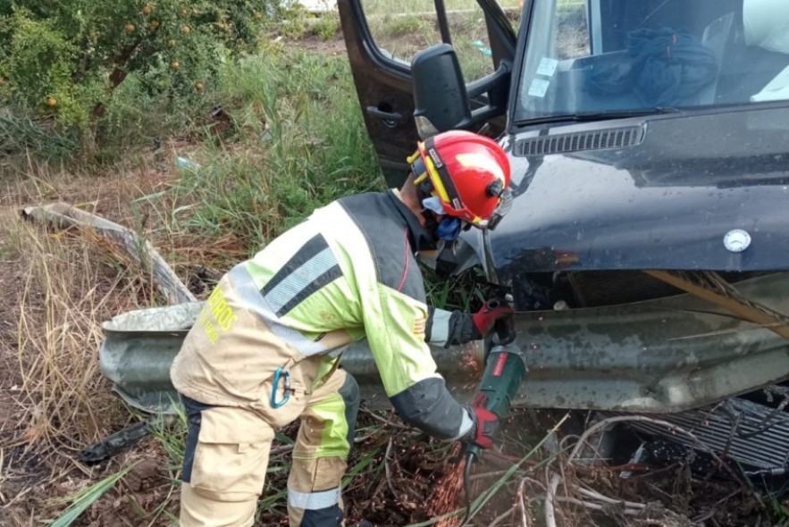 Los bomberos de la DPT intervienen en un accidente de tráfico en la N-232