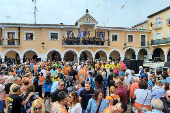 Las jugadoras del Utrillas dan inicio a las fiestas con la puesta del pañuelico al minero