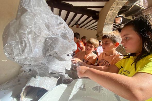 Los niños de Albarracín crean los cuatro primeros cabezudos de su comparsa