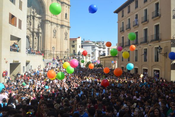 Alcañiz estalla de fiesta con el apoyo de las peñas y el debut de la cabezuda Estrella ‘la Tendera’