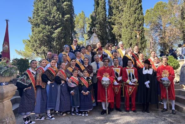 Centenares de alcañizanos llegados en romería  llenan de flores y tradición  a la Virgen de los Pueyos