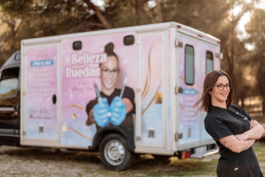 Estefanía Escolano, dueña de Belleza sobre ruedas: “La belleza no es un servicio  de primera necesidad, pero sube la autoestima en los pueblos”