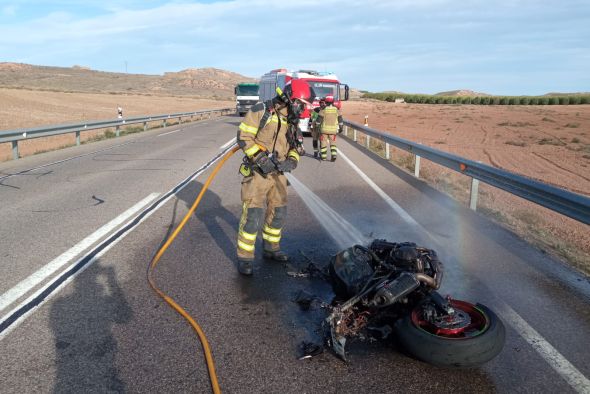 Arde una moto tras un accidente  en la N-232 a la altura del Regallo