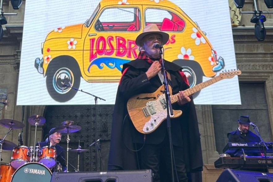 Miguel Morales, líder y guitarrista de Los Brincos: “Le damos una gran patada al calendario. Cuando la gente nos escucha vuelven 50 años atrás”