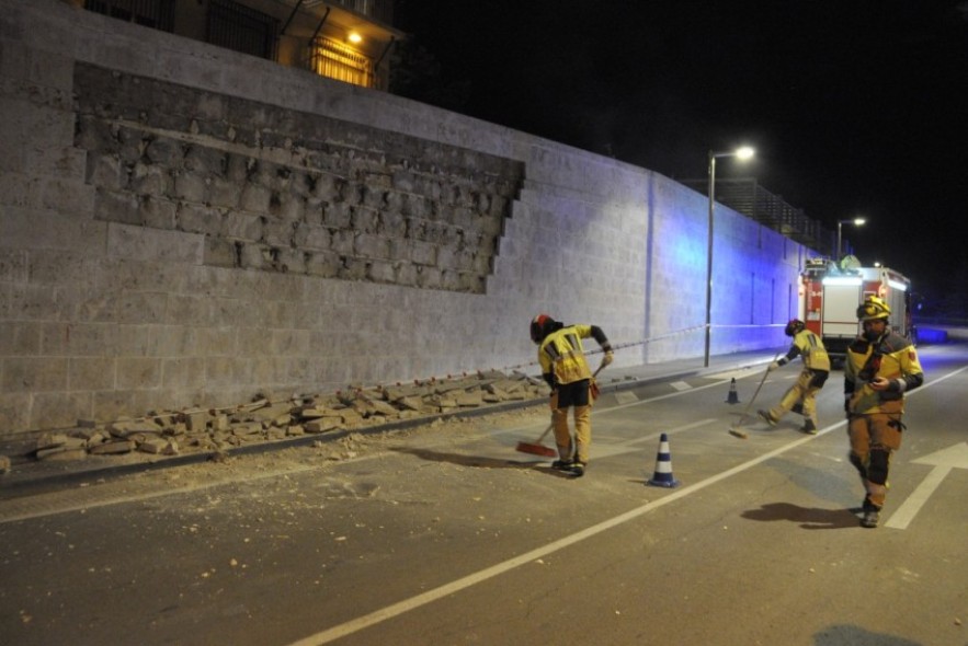 Un muro se derrumba en el paseo del Óvalo de la capital