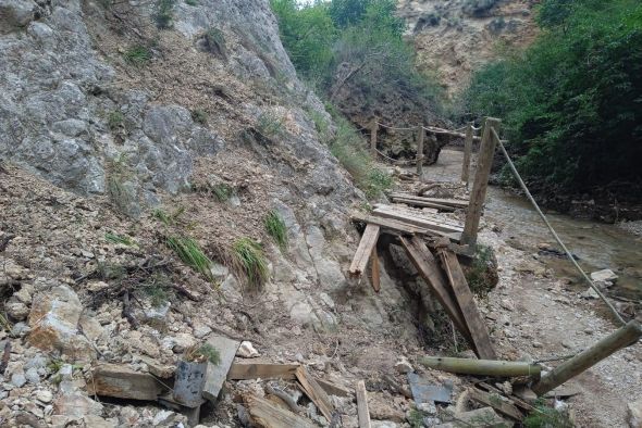 Las riadas se llevan por delante varias pasarelas en los senderos del río Martín