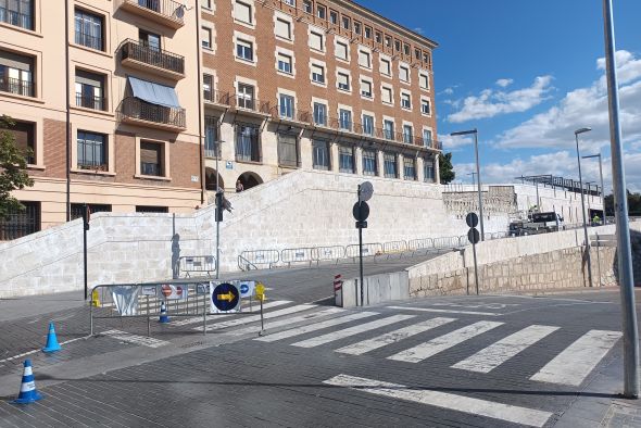 Corte de uno de los carriles y de la acera de la Glorieta para las obras del muro