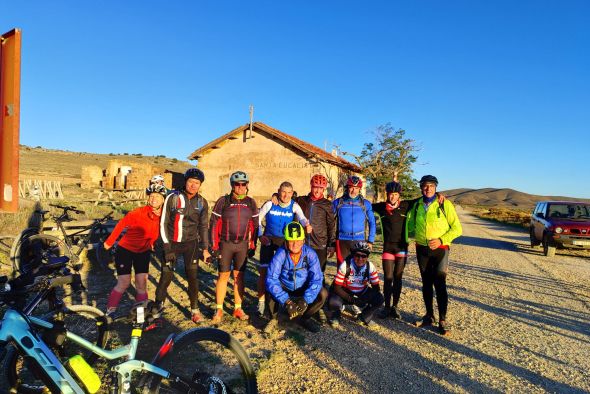 Medio centenar de bicis en una nueva edición de la Vía Verde de Ojos Negros Non Stop