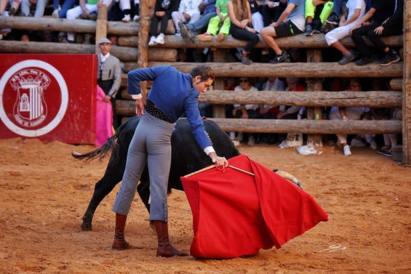 Albarracín disfruta de la extraordinaria bravura de un novillo de Juan Vicente Mora