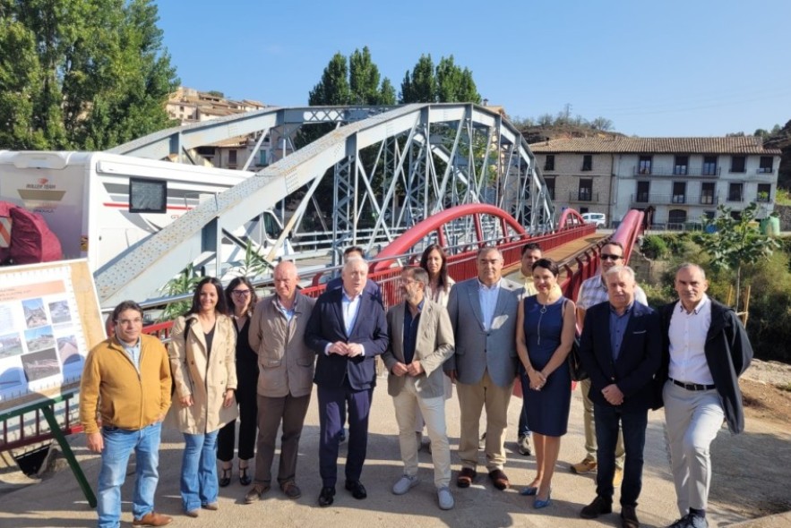 Octavio López inaugura la pasarela peatonal de Valderrobres que mejora la seguridad de los peatones en el municipio