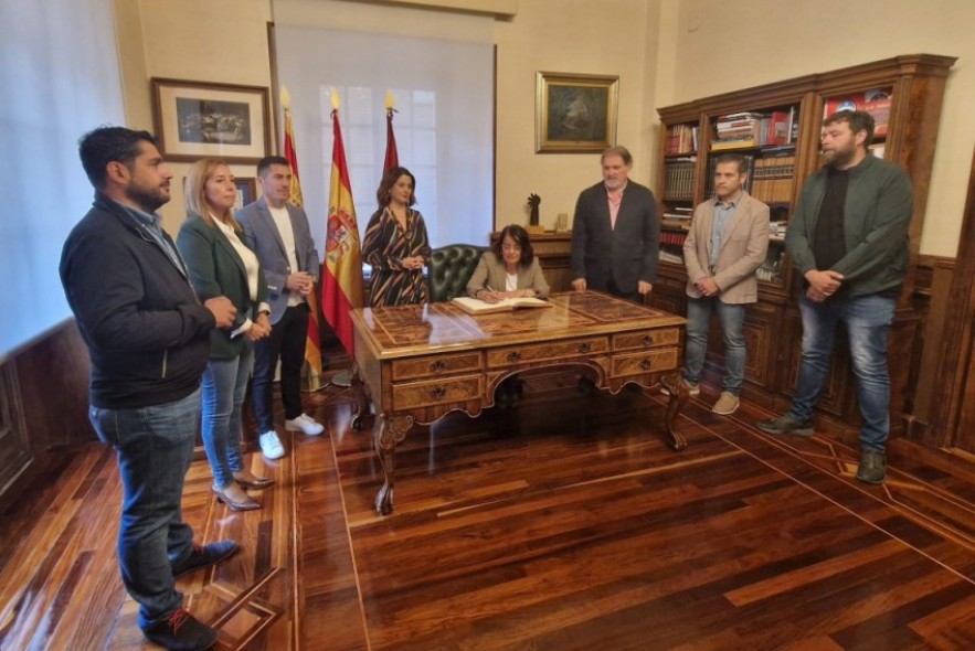 La alcaldesa recibe en el Ayuntamiento a la Justicia de Aragón