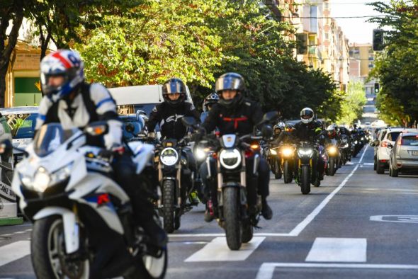 Centenares de motoristas en el 'abrazo' de Motorland al mítico Circuito de Alcañiz