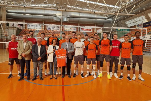 Emma Buj recibe la nueva camiseta del conjunto naranja