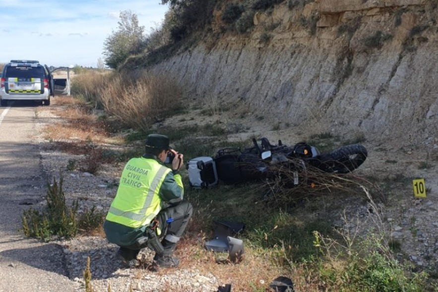 Fallece un  motorista al salirse de la vía en Cantavieja