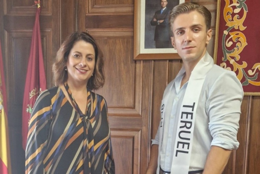 La alcaldesa recibe al representante de Teruel en el certamen Nacional de Mister RNB España 2024